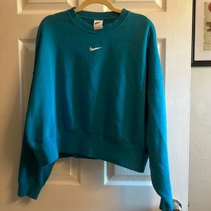 Nike oversized cropped crew neck sweatshirt size medium